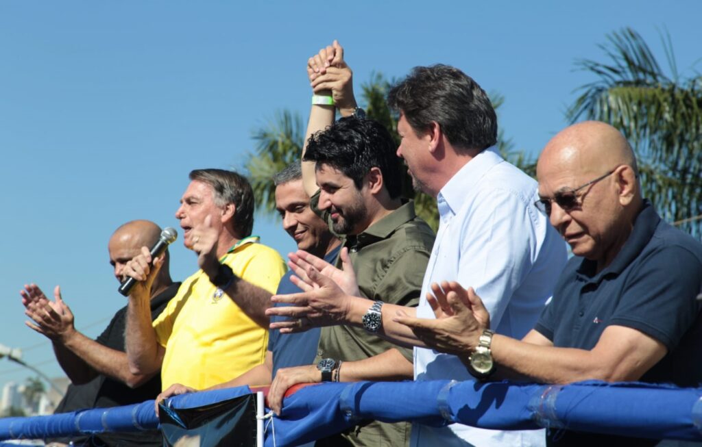 Imagem Ilustrando a Notícia: Bolsonaro apoia a Fred e contradiz lideranças que descartavam recuo de Gayer