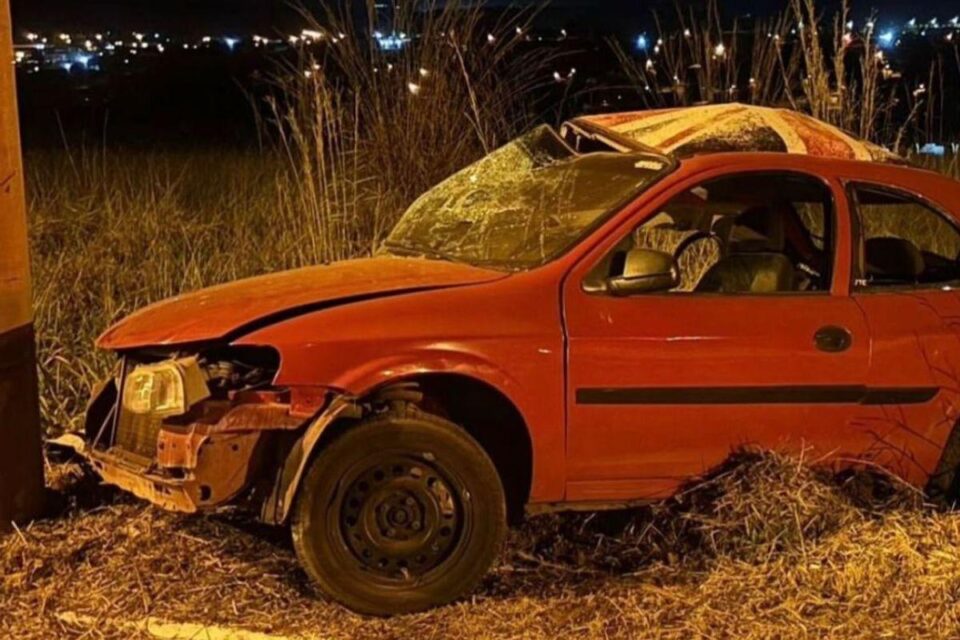 Imagem Ilustrando a Notícia: Adolescente morre após carro se chocar contra poste em Jataí