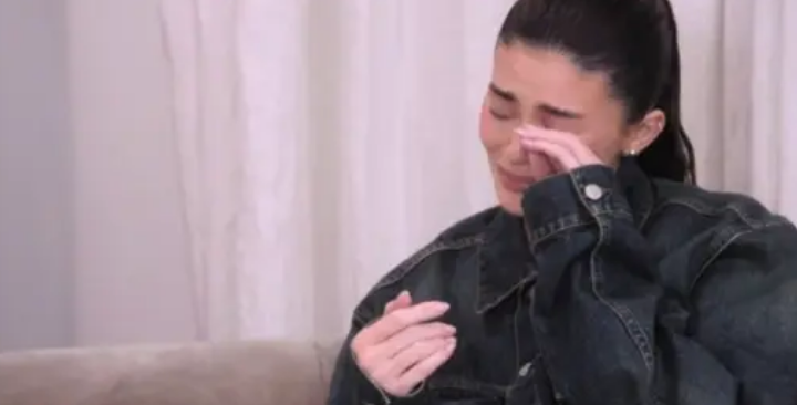 Imagem Ilustrando a Notícia: Kylie Jenner chora e desabafa sobre críticas a sua aparência
