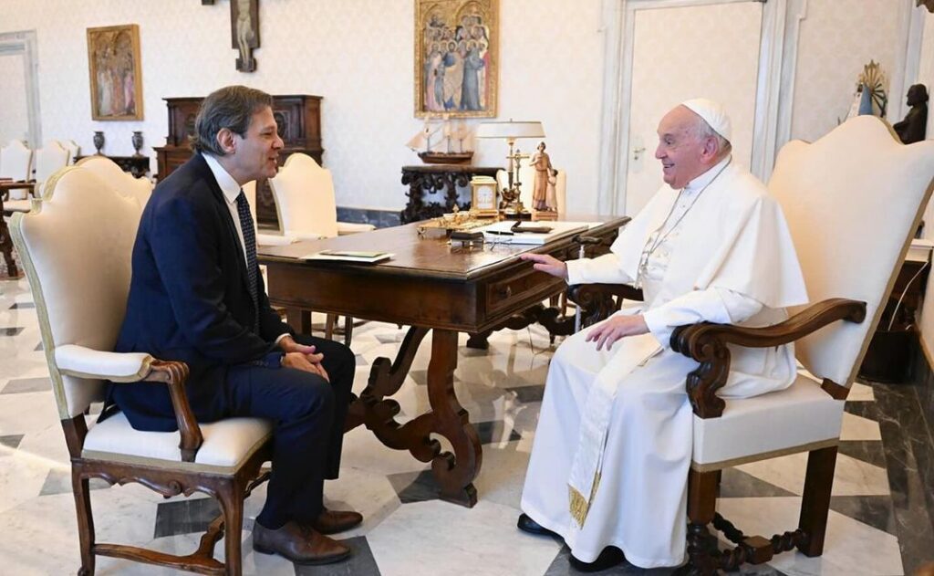 Imagem Ilustrando a Notícia: Haddad presenteia Papa Francisco com cuia de chimarrão