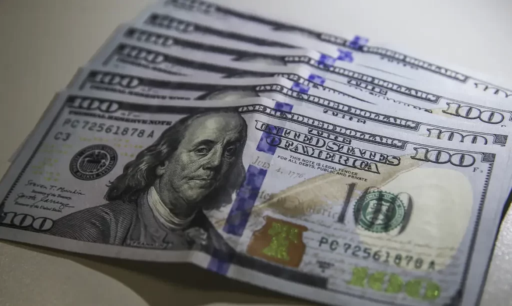 Imagem Ilustrando a Notícia: Dólar ultrapassa R$ 5,40 pela primeira vez desde janeiro