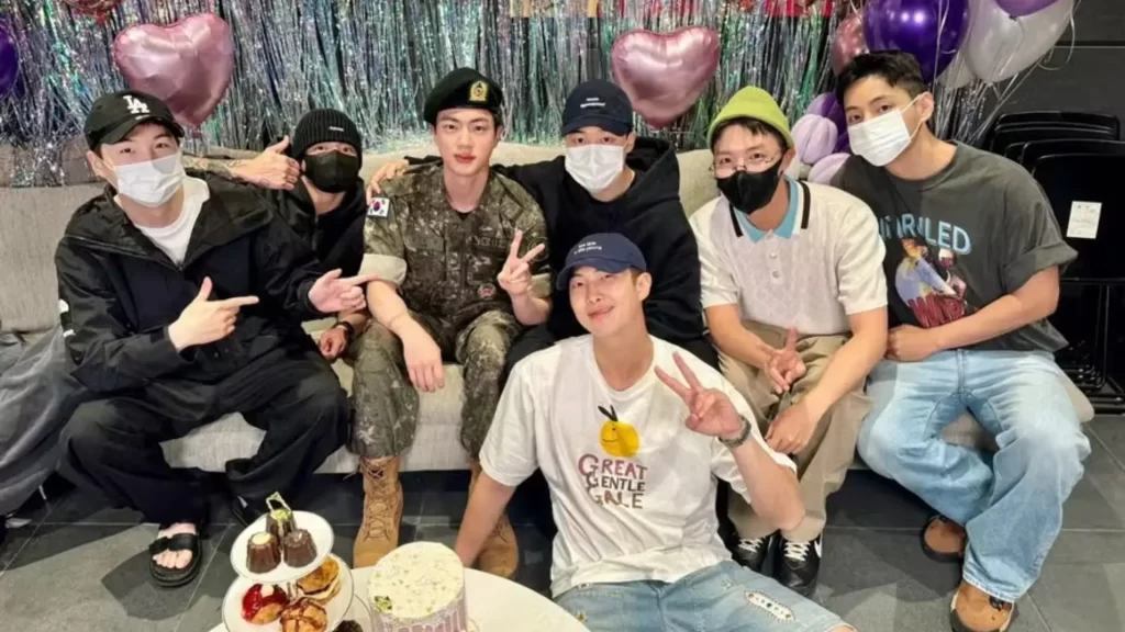 Imagem Ilustrando a Notícia: Jin, do BTS, é recebido com alegria por membros do grupo