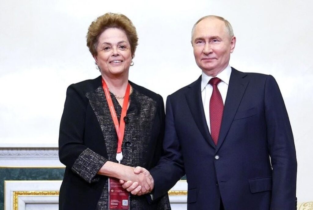 Imagem Ilustrando a Notícia: Putin destaca gestão de Dilma no comando do banco dos Brics