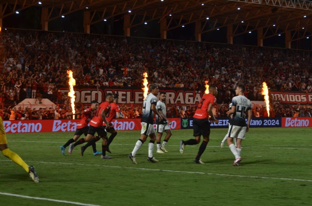 Imagem Ilustrando a Notícia: Com um a mais e gol de pênalti, Atlético-GO arranca empate contra o  Corinthians nos acréscimos