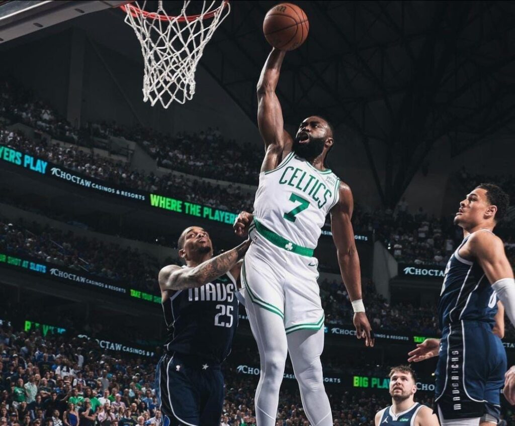 Imagem Ilustrando a Notícia: NBA: Celtics abre 3 a 0 e pode ser campeão da liga em Dallas