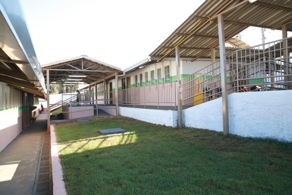 Imagem Ilustrando a Notícia: Vilmar entrega reforma da Escola Municipal Parque Flamboyant