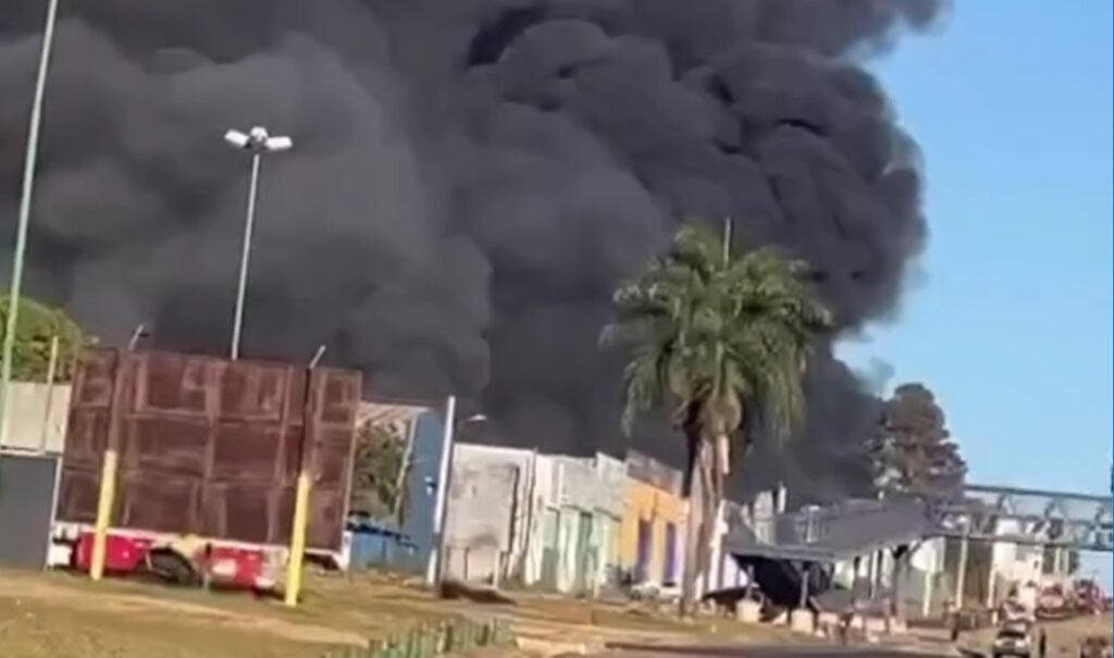 Imagem Ilustrando a Notícia: Agora: incêndio atinge empresa de pneus em Anápolis