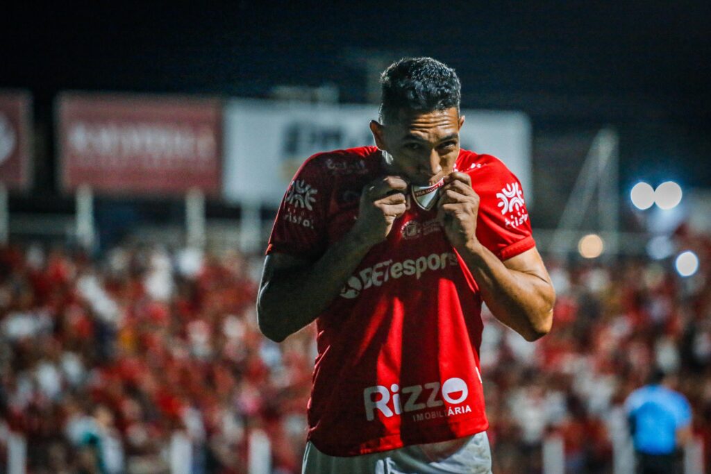 Imagem Ilustrando a Notícia: Vila Nova vence Goiás no Derby do Cerrado