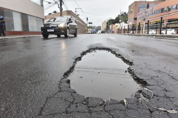 Imagem Ilustrando a Notícia: Descubra de onde vêm os buracos no asfalto e aprenda a evitá-los