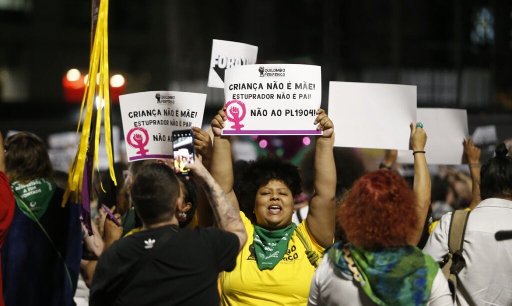 Imagem Ilustrando a Notícia: Manifestantes protestam contra PL que iguala aborto e homicídio