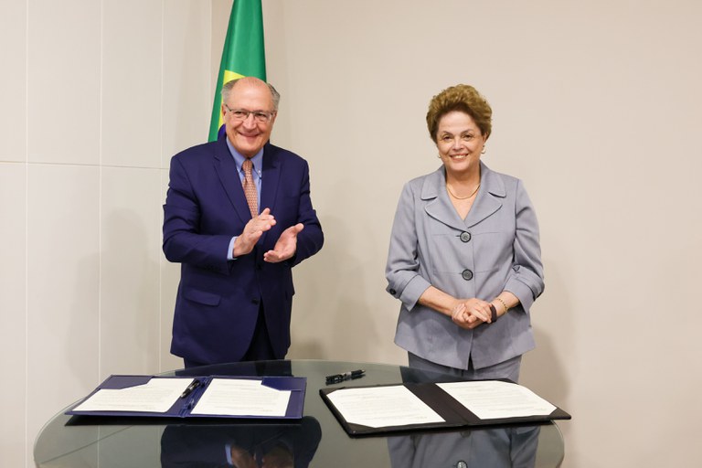 Imagem Ilustrando a Notícia: Dilma e Alckmin assinam entrega de quase R$6 bilhões para o RS