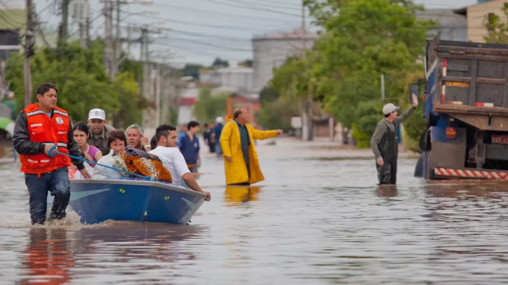 Imagem Ilustrando a Notícia: Maioria das famílias de baixa renda afetadas por enchentes no RS ainda não receberam auxílio das doações via Pix