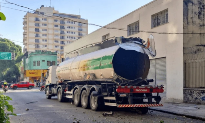 Imagem Ilustrando a Notícia: Caminhão-tanque explode em Zona Norte, no Rio de Janeiro