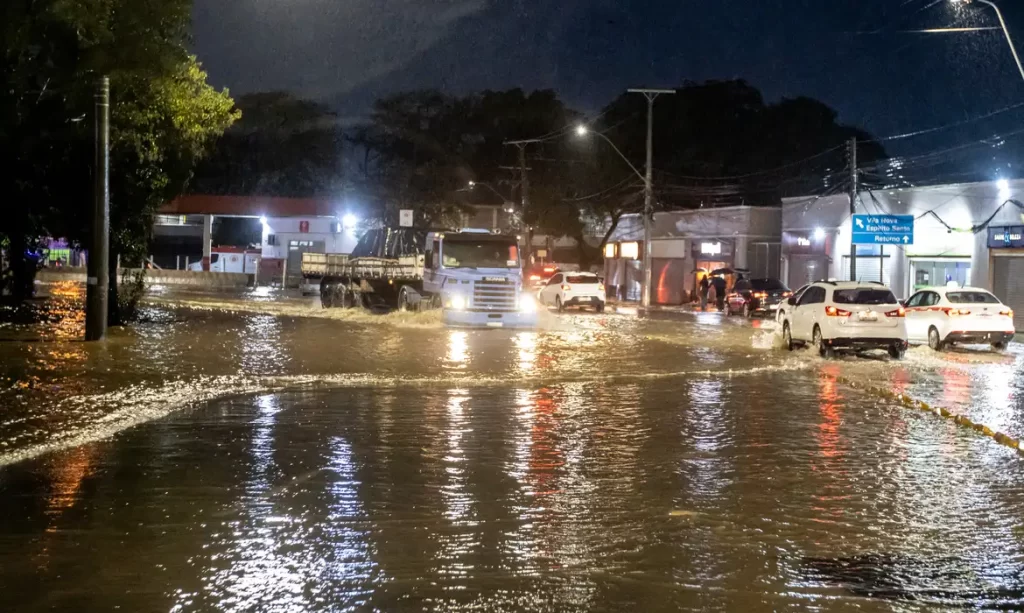 Imagem Ilustrando a Notícia: Enchentes no RS causaram prejuízos de R$ 3,32 bilhões ao varejo