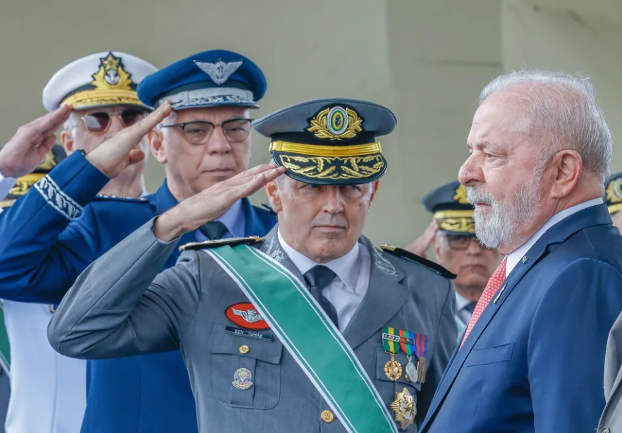 Imagem Ilustrando a Notícia: Lula garante que não vai alterar aposentadoria dos militares