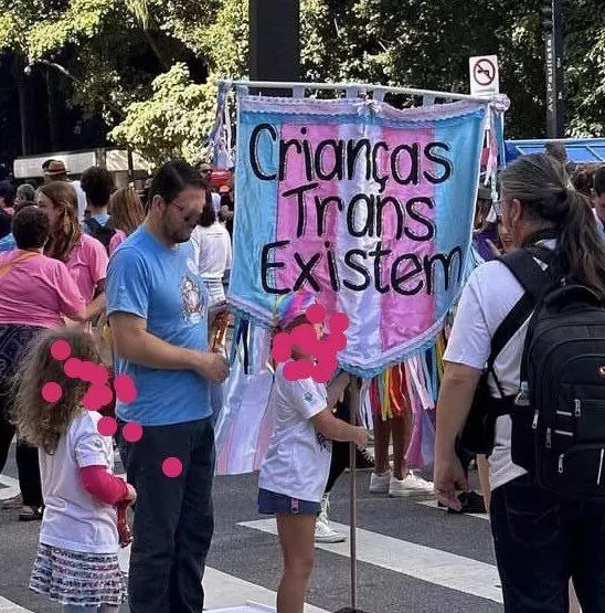 Imagem Ilustrando a Notícia: Parlamentares criticam bloco “crianças trans” na Parada LGBTQ+ 