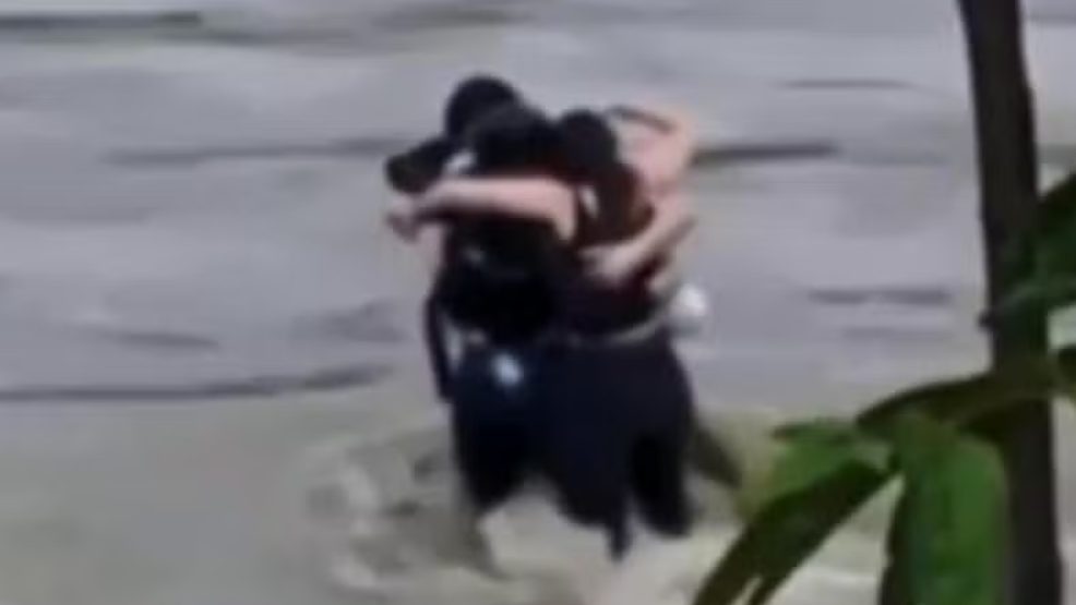 Imagem Ilustrando a Notícia: Vídeo mostra último abraço de amigos antes de morrerem afogados