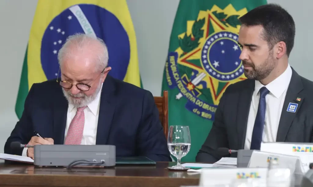 Imagem Ilustrando a Notícia: Leite pede ao governo Lula programa para evitar demissões