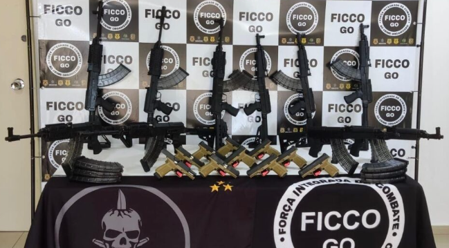 Imagem Ilustrando a Notícia: Polícia apreende fuzis AK-47 de facção do RJ em Goiânia