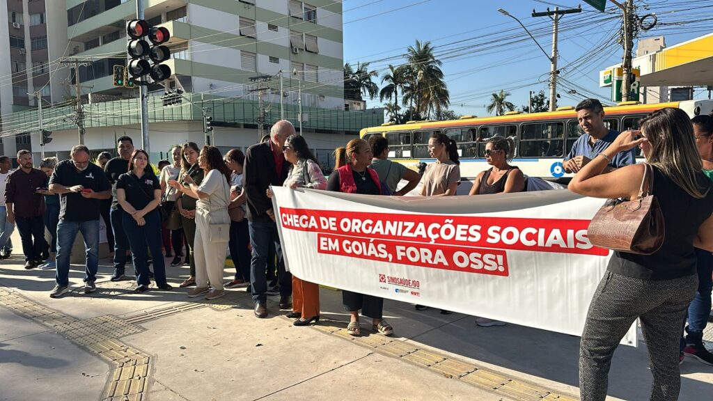 Imagem Ilustrando a Notícia: Manifestação da saúde reúne 1,5 mil ex-servidores de hospitais estaduais