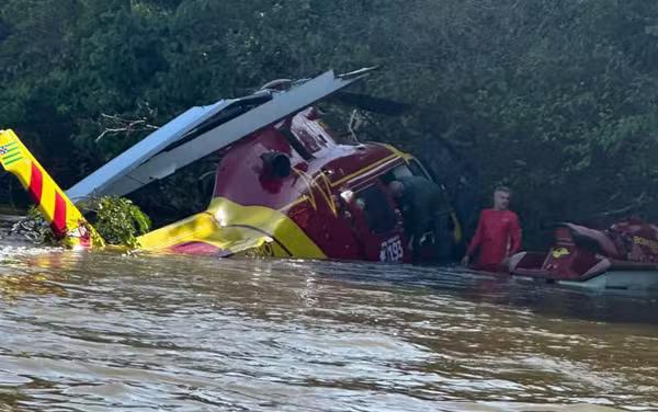 Imagem Ilustrando a Notícia: Bombeiros retiram helicóptero que caiu nas margens do Rio Araguaia