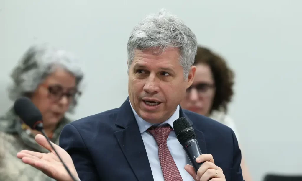 Imagem Ilustrando a Notícia: Ministro defende maior taxação em alimentos ultraprocessados