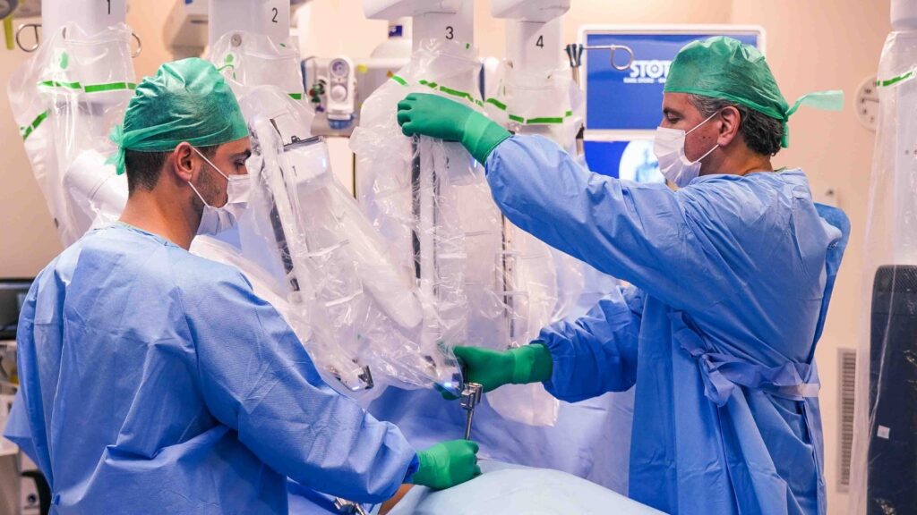 Imagem Ilustrando a Notícia: Como a cirurgia robótica está transformando a medicina moderna