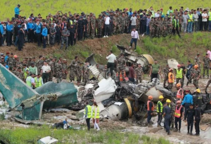 Imagem Ilustrando a Notícia: Avião cai logo após a decolagem, explode e deixa 18 mortos no Nepal
