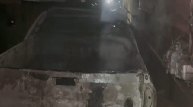 Imagem Ilustrando a Notícia: Carro pega fogo na garagem e quase atinge casa
