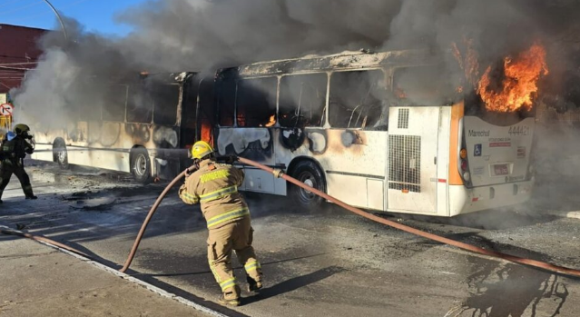 Imagem Ilustrando a Notícia: Ônibus que levava 30 passageiros pega fogo, no DF