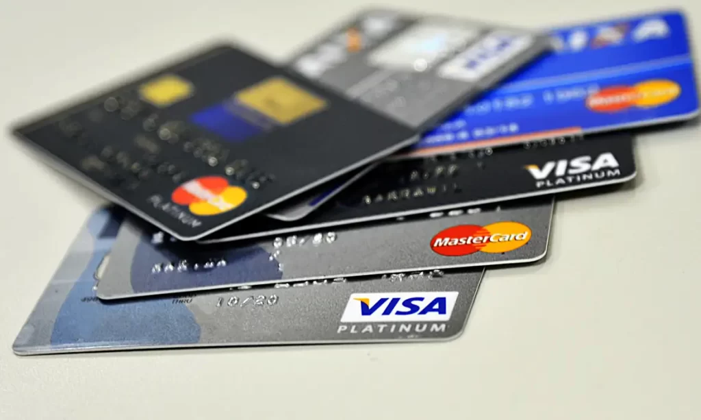 Imagem Ilustrando a Notícia: Juros do cartão de crédito sobem e atingem 429,5% ao ano em junho