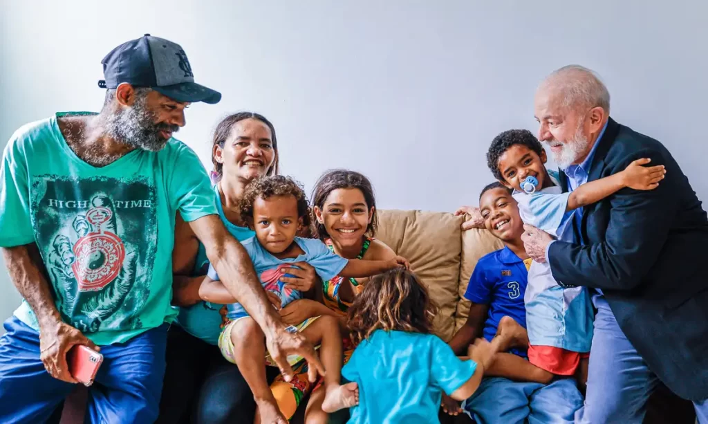 Imagem Ilustrando a Notícia: Famílias recebem indenizações por “prédios-caixão” em Recife