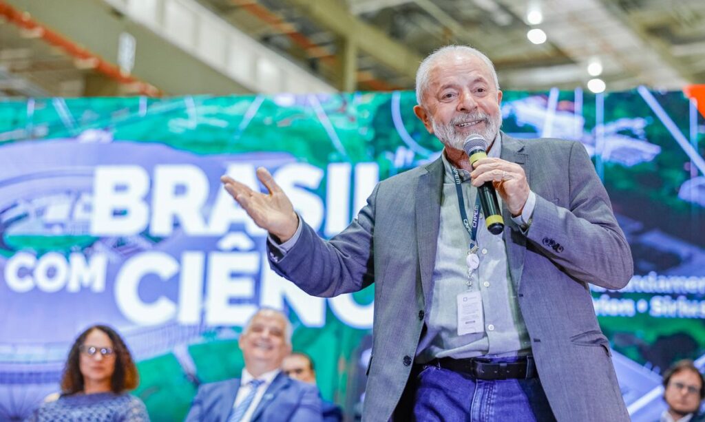 Imagem Ilustrando a Notícia: Lula critica gestões anteriores por obras paralisadas
