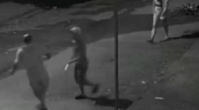 Imagem Ilustrando a Notícia: Dupla é suspeita de matar homem no meio da rua após briga em bar