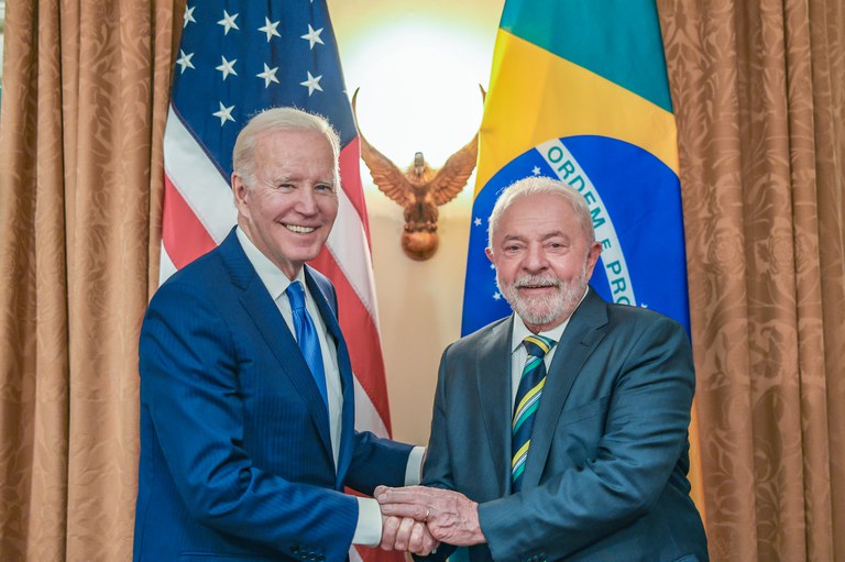 Imagem Ilustrando a Notícia: Lula cita Biden e defende diplomacia com vencedor nos EUA