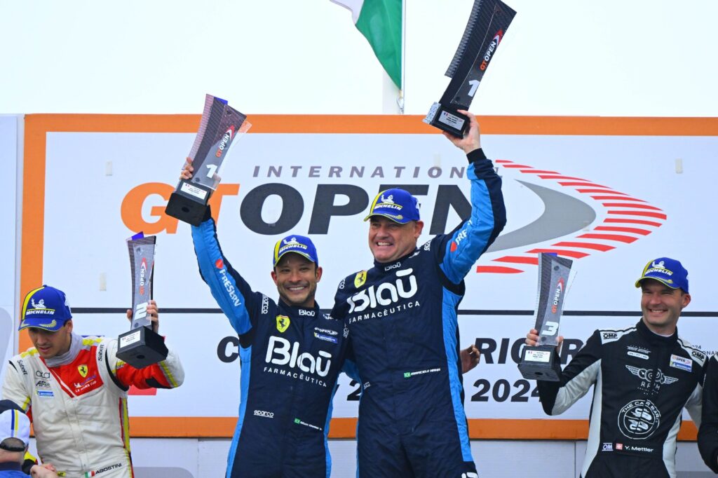 Imagem Ilustrando a Notícia: Ferrari Azul brilha sob chuva e conquista primeira vitória na GT Open