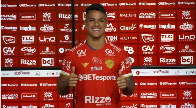 Imagem Ilustrando a Notícia: Jogador do Vila Nova acerta com clube português e deixa e clube
