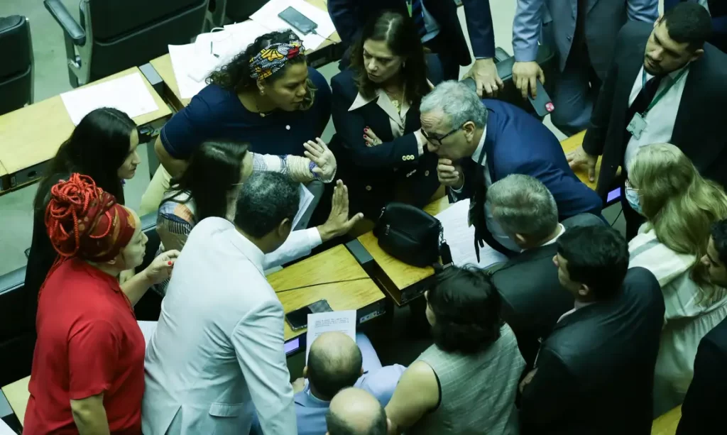 Imagem Ilustrando a Notícia: Câmara aprova PEC que anistia multas e refinancia dívidas de partidos políticos