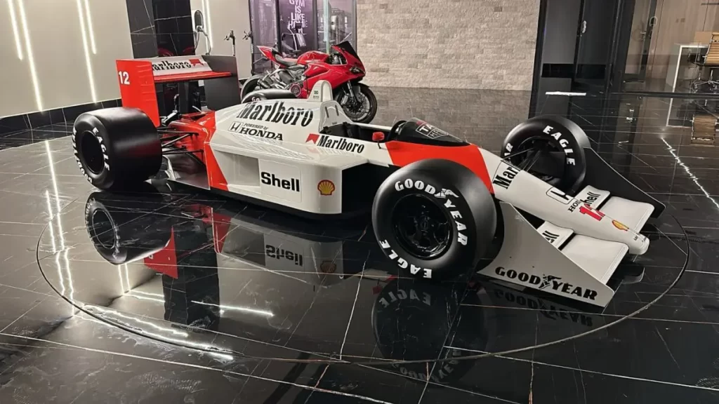 Imagem Ilustrando a Notícia: Réplica do carro de Ayrton Senna chega ao Autódromo de Goiânia neste domingo (28)