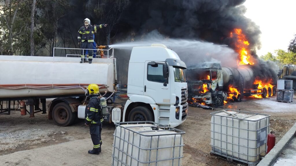 Imagem Ilustrando a Notícia: Incêndio em indústria mobiliza bombeiros em Goianira