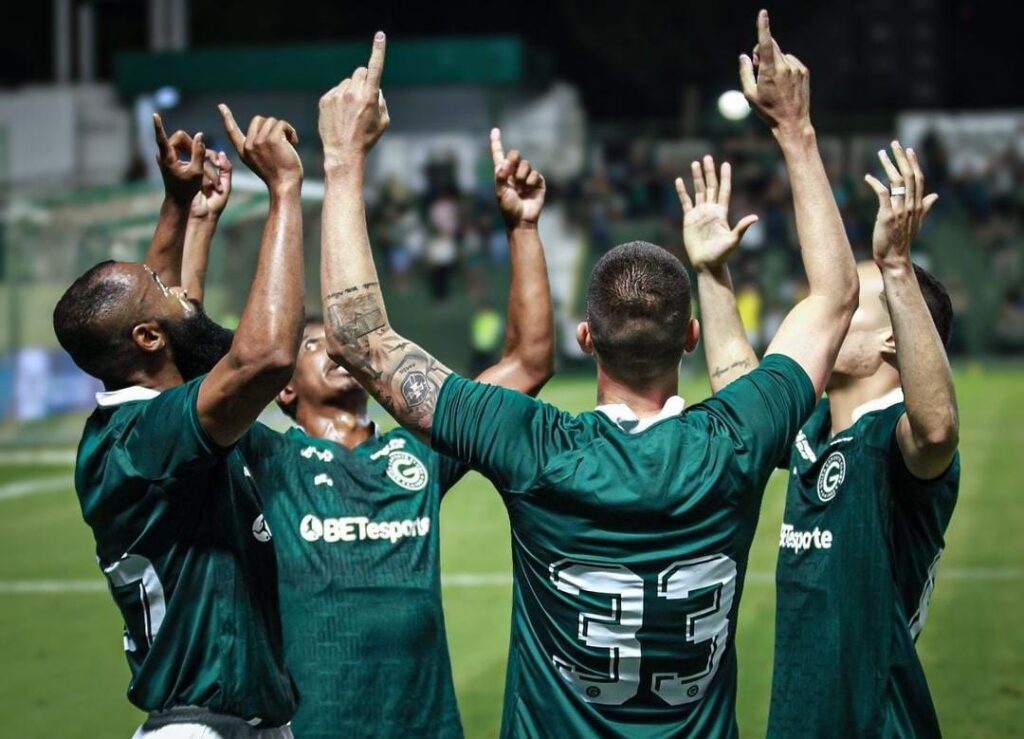 Imagem Ilustrando a Notícia: Goiás encosta no G4 após vitória na Serrinha