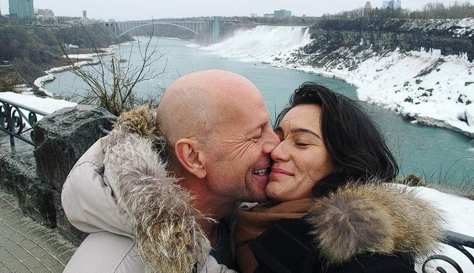 Imagem Ilustrando a Notícia: Esposa de Bruce Willis insinua que ator não consegue mais falar