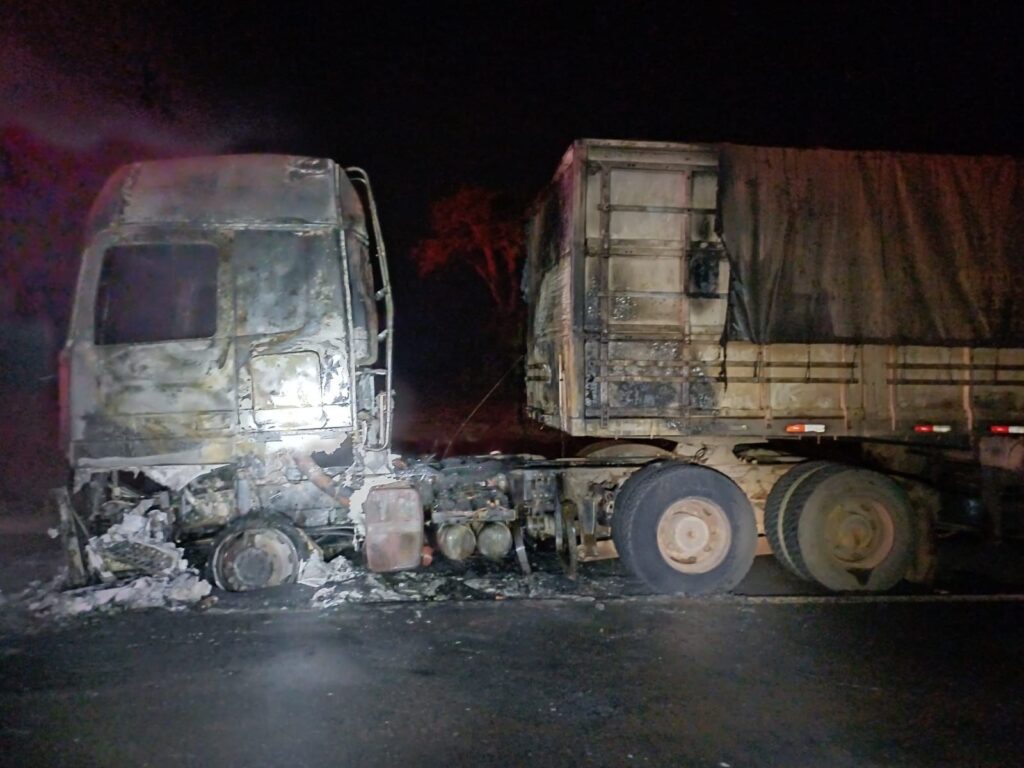 Imagem Ilustrando a Notícia: Caminhão em chamas interrompe trânsito na BR-060