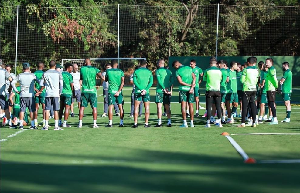 Imagem Ilustrando a Notícia: De malas prontas: Goiás planeja a saída de 8 jogadores