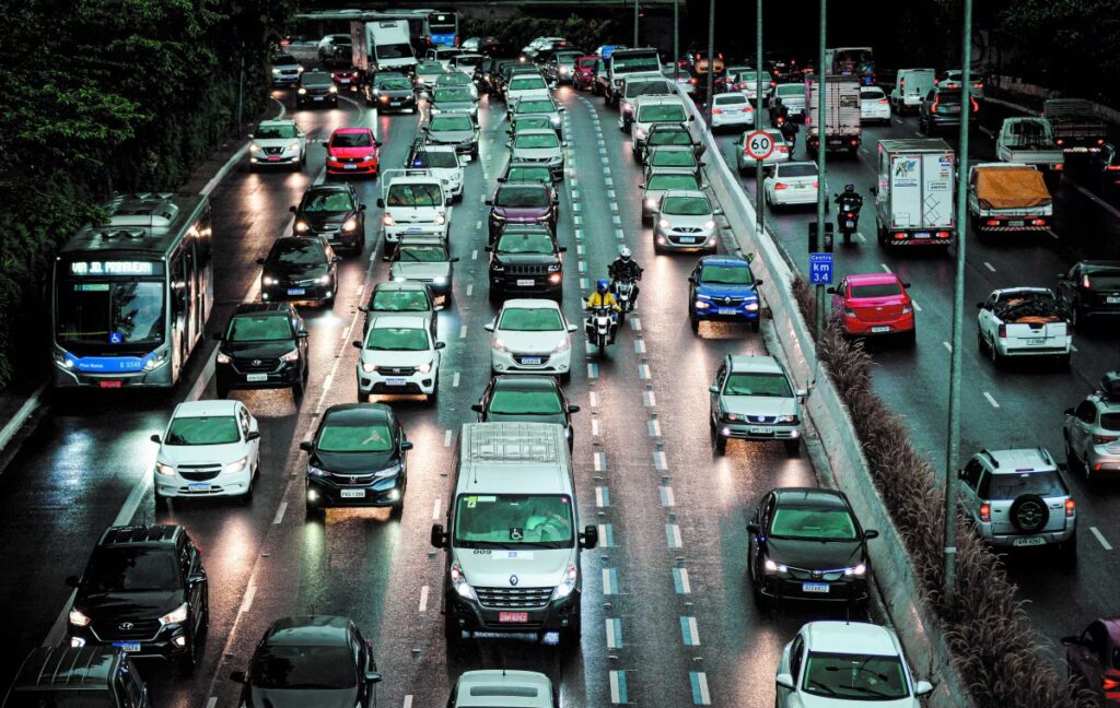 Imagem Ilustrando a Notícia: Aumento Alarmante: Restrições de Visão em Motoristas Disparam 77% em 10 Anos no Brasil