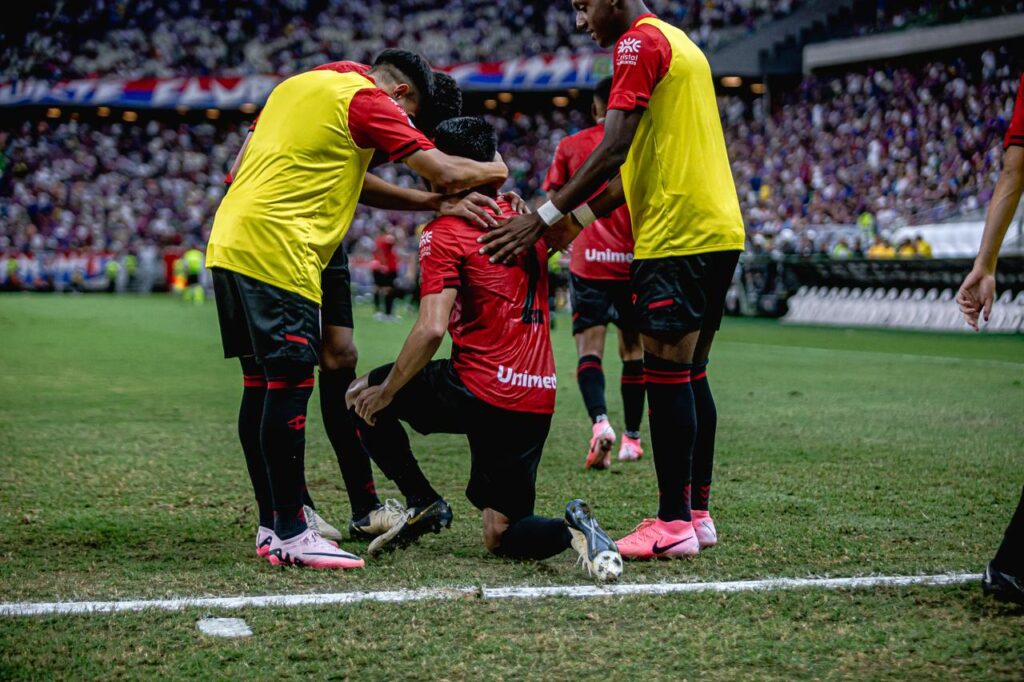 Imagem Ilustrando a Notícia: Adson Batista critica desempenho do Atlético-GO no primeiro turno