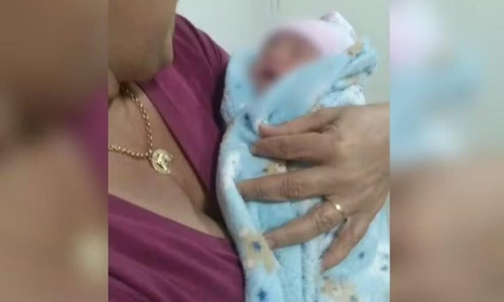Imagem Ilustrando a Notícia: Família de recém-nascida posta vídeo com a bebê após resgate; veja