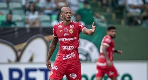 Imagem Ilustrando a Notícia: Jogador dispensado pelo Vila Nova assina com time da Série C