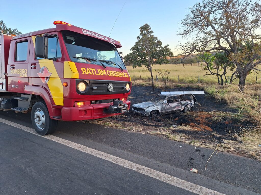Imagem Ilustrando a Notícia: Acidente na GO-020: Carro pega fogo e deixa uma pessoa carbonizada após colisão