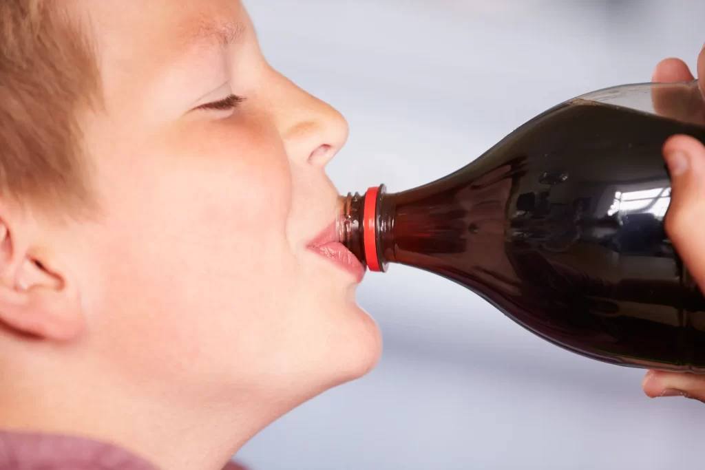 Imagem Ilustrando a Notícia: Beber muito refrigerante pode aumentar os testículos; entenda